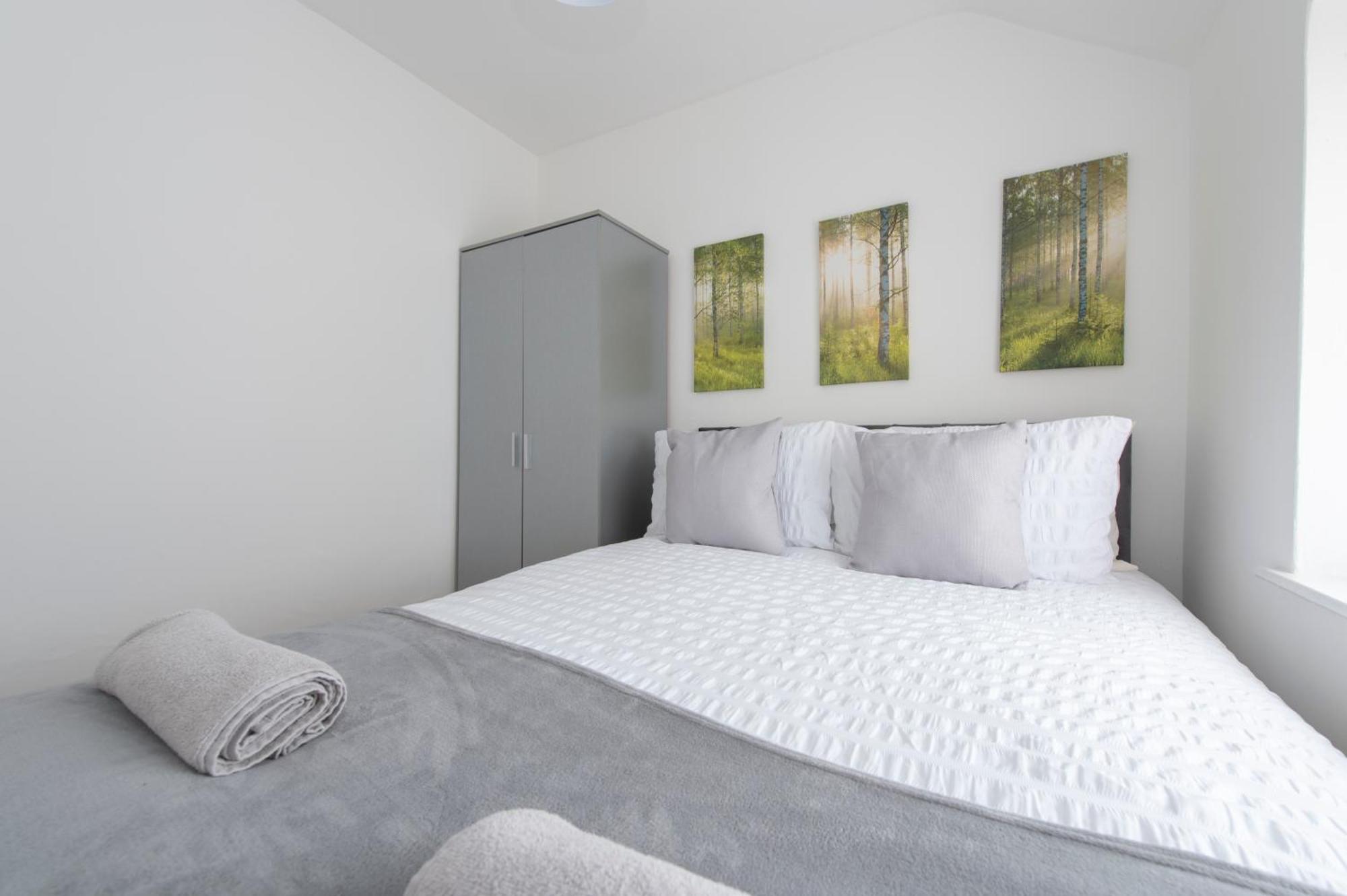 3 Bed House In Rochester 4 Beds Sleeps 7 Wainscot Exterior photo